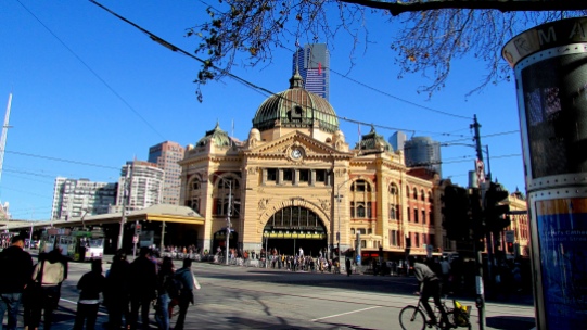 Melbourne Flinders St Station from Swanston St Aug 2018